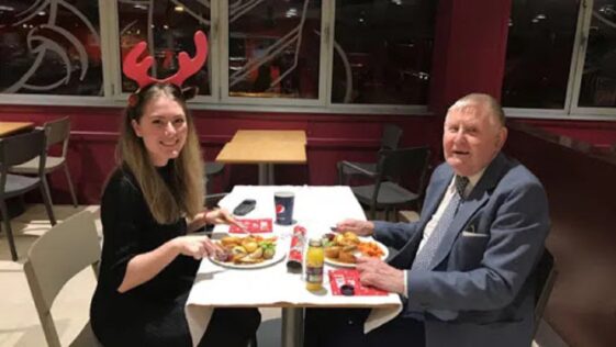 Una vendedora lleva a cenar a un anciano viudo tras enterarse de que pasará la Navidad solo