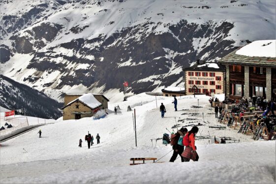 Sin calcetines en la nieve para calentar las manos de sus hijos, la historia del emigrante que murió congelado