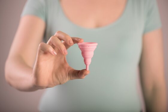 Una mujer horrorizada pilla a su marido tomándose un chupito de whisky – de una copa menstrual