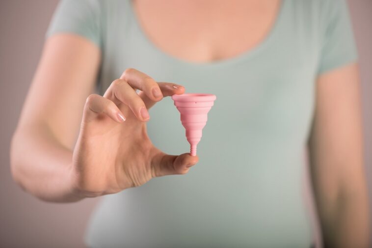 Una mujer horrorizada pilla a su marido tomándose un chupito de whisky – de una copa menstrual