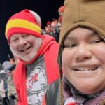 Una familia busca a un aficionado de los Kansas City Chiefs que se hizo amigo de una mujer con autismo en el partido