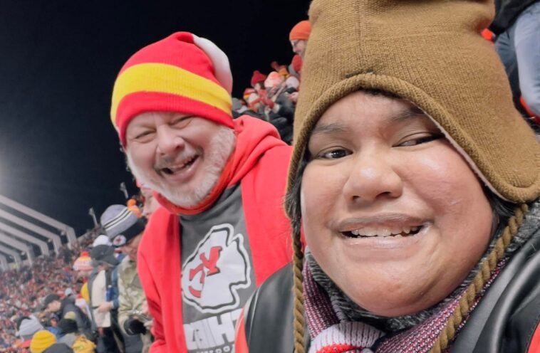 Una familia busca a un aficionado de los Kansas City Chiefs que se hizo amigo de una mujer con autismo en el partido