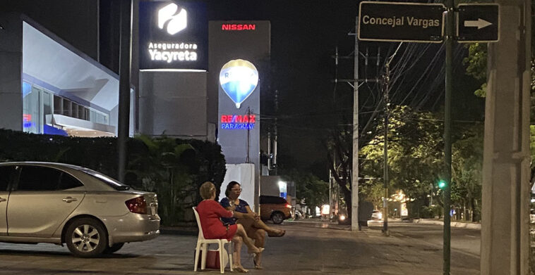 mujer brindando en navidad