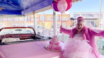 mujer se casa con el color rosa