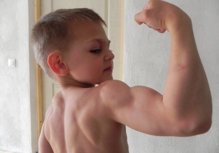 Un niño musculoso apodado «el niño más fuerte del mundo» a los 5 años, ahora con 18, sigue entrenando duro