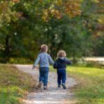 Un niño de 7 años con una rara enfermedad que espera un trasplante de corazón es cuidado por su gemelo sano