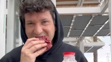 hombre come carne cruda