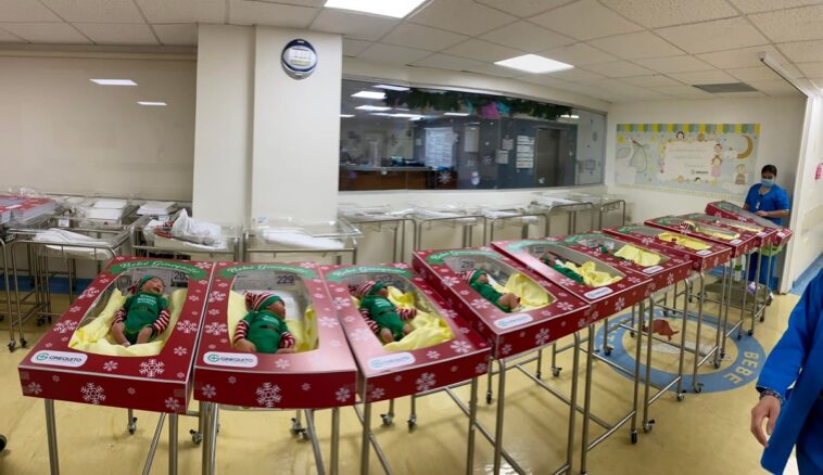 Hospital de Monterrey vistió a unos recién nacidos como duendes de Navidad