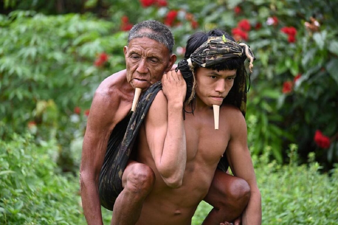 Un joven cargó a su padre por seis horas en medio de la selva para que fuera vacunado contra el Covid-19