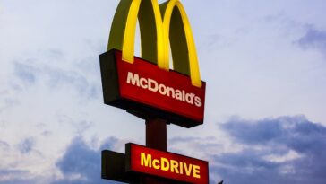 Una empleada de McDonald’s explica por qué te hacen una foto en el drive-thru