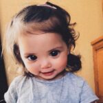 Los grandes y hermosos ojos de esta niña se deben a un raro síndrome genético