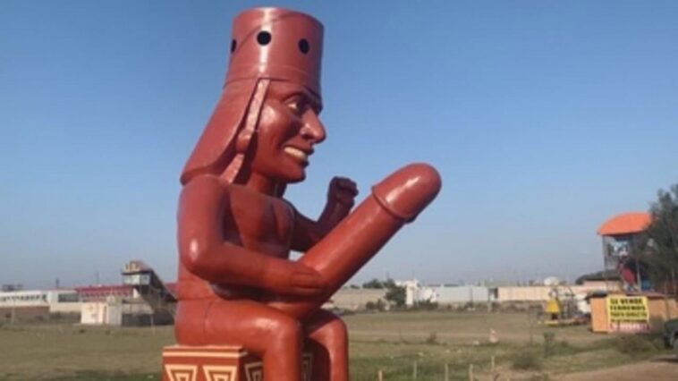 Nueva atracción turística en un pueblo: una estatua con enormes genitales