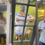 Video viral: con divertidos disfraces un papá visita y le lleva comida a su hija contagiada de Covid-19