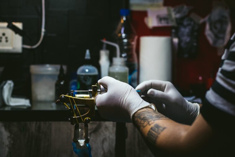 Las mujeres que se están tatuando una regla en el brazo para acabar con los hombres mentirosos