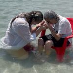 Una nieta cumple el sueño de su abuela de 94 años y la lleva a ver el mar: «Te quiero más allá del infinito»