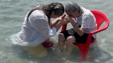 Una nieta cumple el sueño de su abuela de 94 años y la lleva a ver el mar: «Te quiero más allá del infinito»