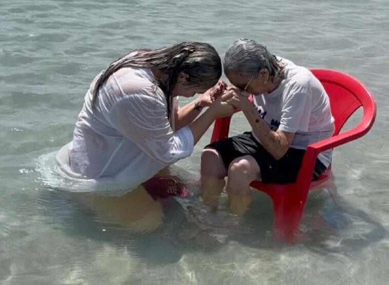 Una nieta cumple el sueño de su abuela de 94 años y la lleva a ver el mar: «Te quiero más allá del infinito»