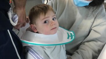 Un niño queda atascado con la tapa del inodoro en su cuello: los bomberos lo ayudan