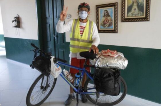 Padre recorrió 1.400 kilómetros en bicicleta para estar en la graduación de su hijo