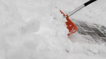 La respuesta de un niño de 9 años, «agotado», a la hora de palear la nieve: «Estoy cansado»