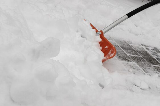 La respuesta de un niño de 9 años, «agotado», a la hora de palear la nieve: «Estoy cansado»