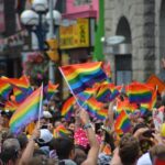 Caso de discriminación: una pareja gay se da un beso en Six Flags México