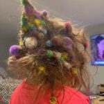 Advertencia de una madre al pasar 20 horas quitando los juguetes del pelo «enmarañado» de su hija de seis años