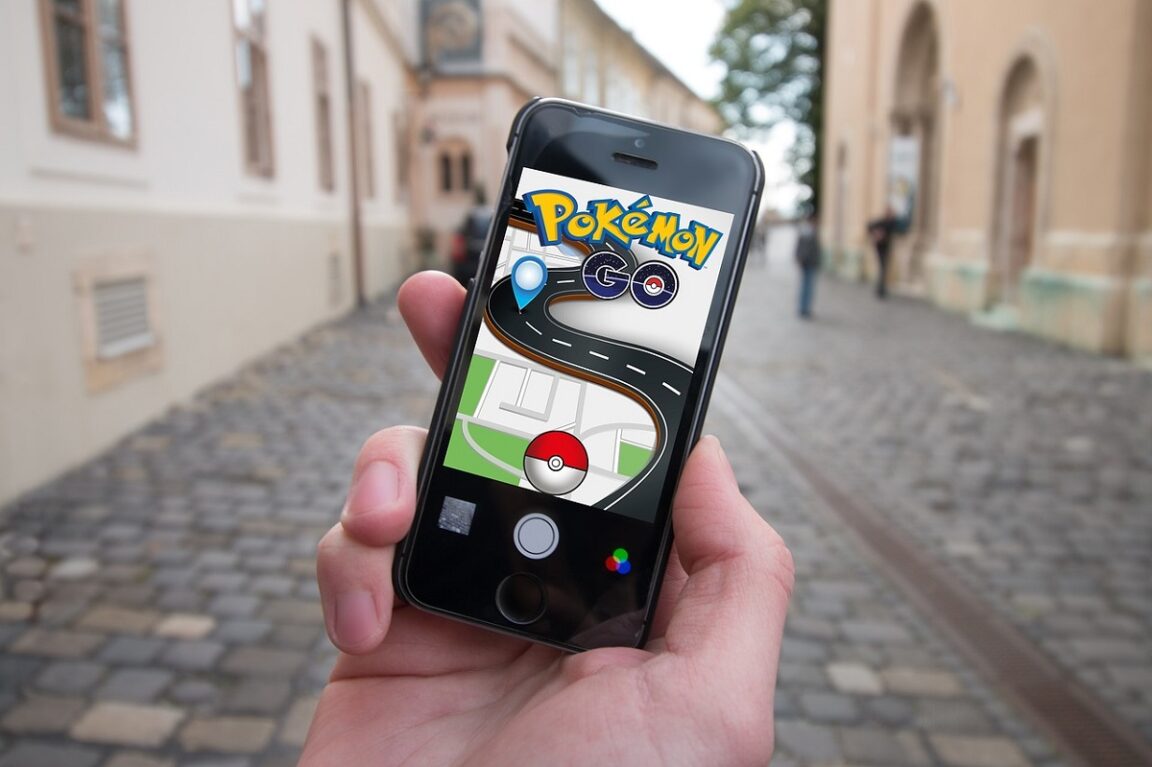 Los policías ignoran el robo porque estaban ocupados buscando personajes de Pokemon, despedidos