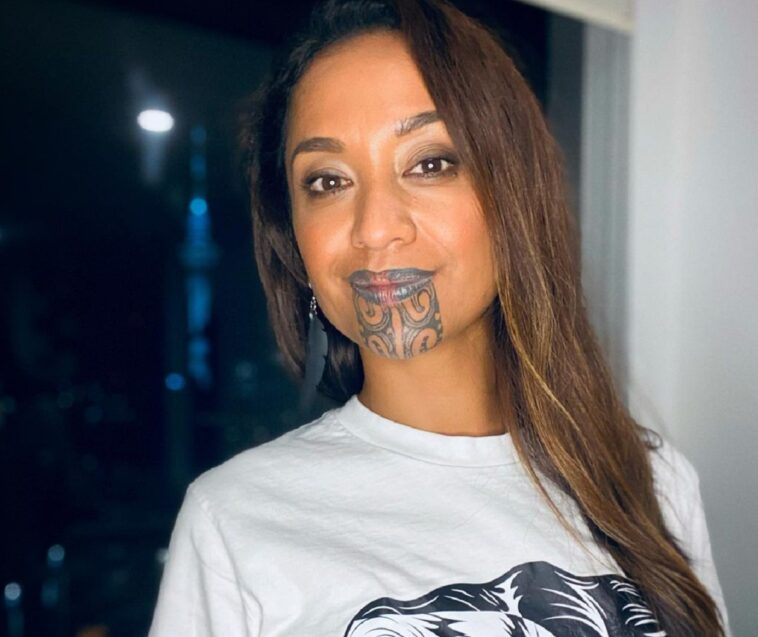 Conoce a Oriini Kaipara: la primera presentadora de noticias con un tatuaje facial tradicional