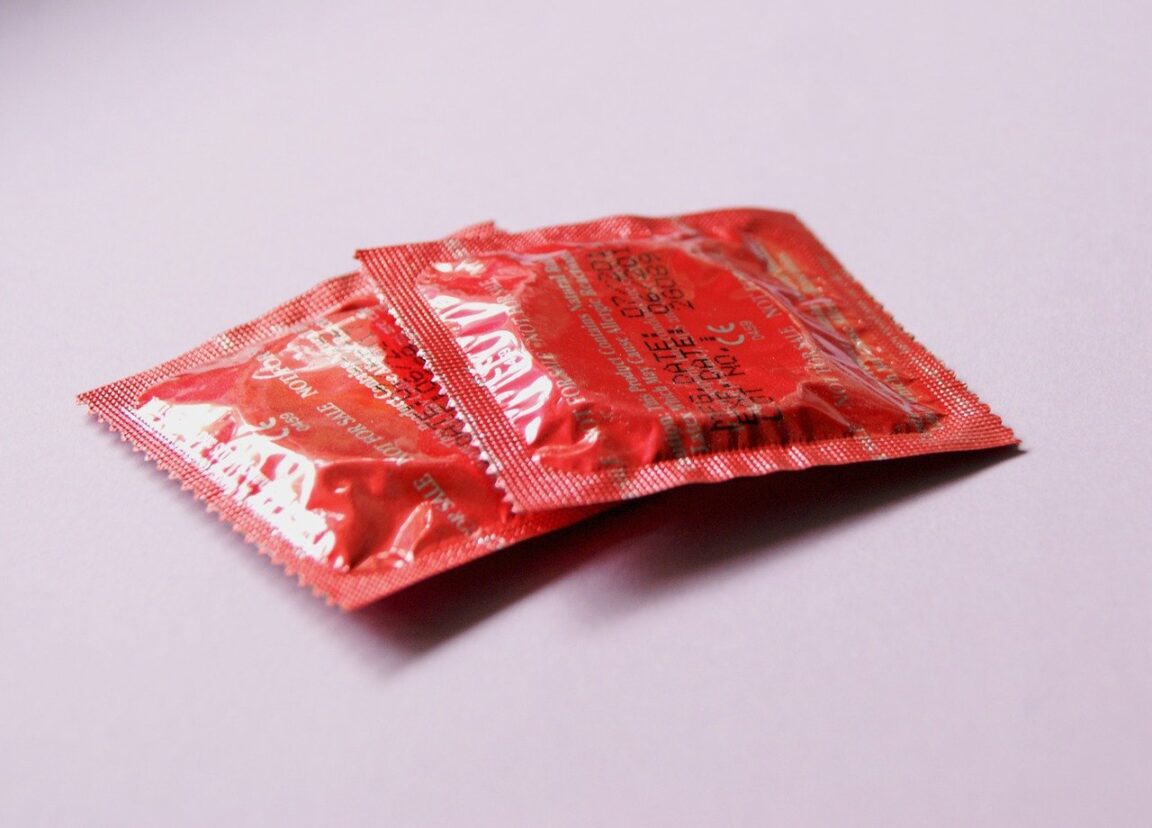 red condoms gee8d996cf 1280