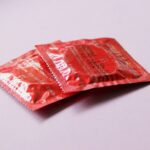 Alerta sobre la «desagradable» nueva moda de TikTok en la que se agujerean los condones del supermercado
