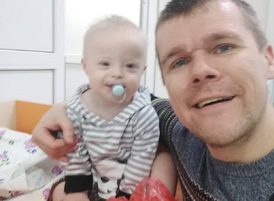 Un hombre decide cuidar a su hijo que tiene síndrome de Down: le da una lección a todos