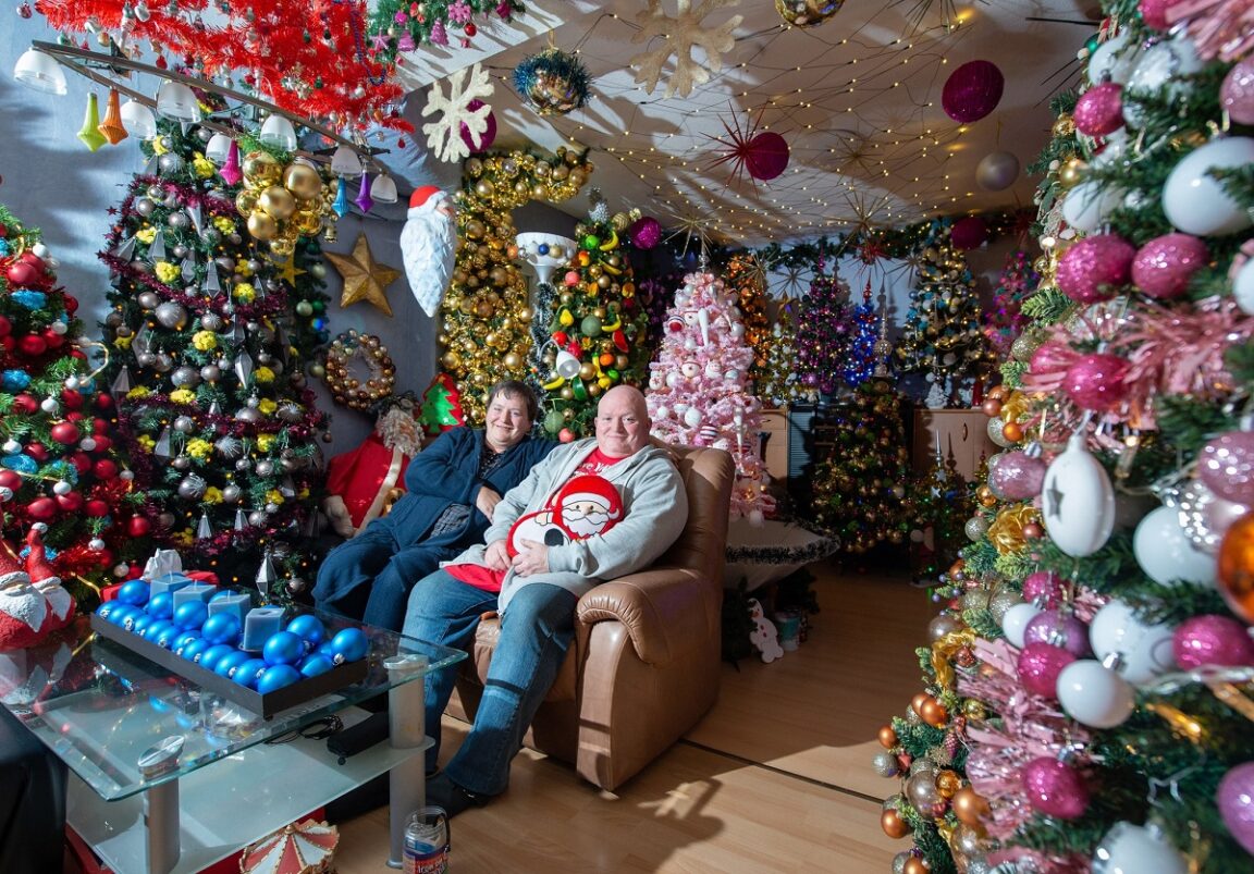 Récord mundial navideño: una familia instaló 444 árboles de navidad en su casa