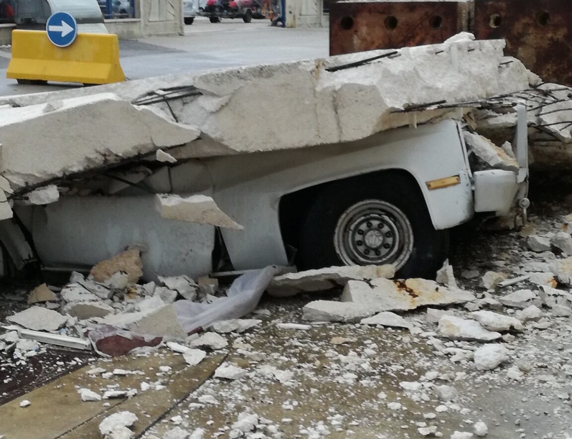 Dos hermanos estuvieron atrapados en los escombros después de que el tornado azotara su coche