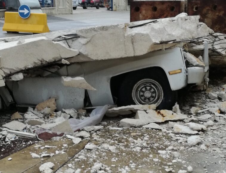 Dos hermanos estuvieron atrapados en los escombros después de que el tornado azotara su coche