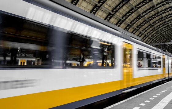 estación de metro de Bruselas, atentan lanzado mujer a vías