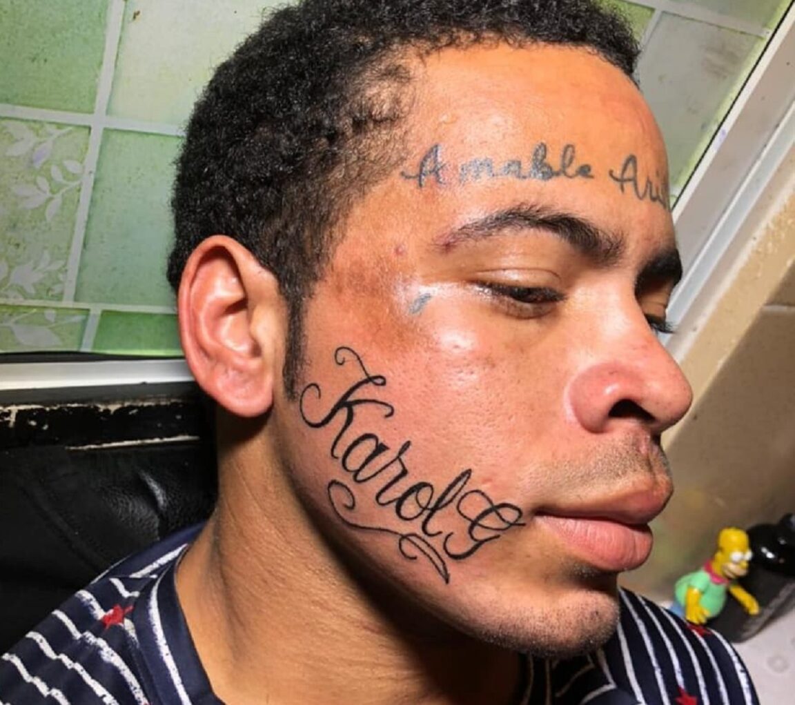 un hombre se tatua el nombre de karol g