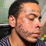 «Te amo mi bichota»: un fan se tatúa el nombre de Karol G en su cara