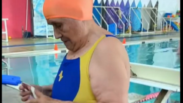Abuelita de 80 años en clases de natación: su nieta publica el vídeo y se hace viral