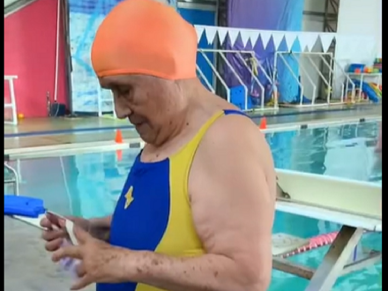 Abuelita de 80 años en clases de natación: su nieta publica el vídeo y se hace viral