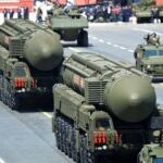 ¿Cuántas armas nucleares tiene Rusia en comparación con el Reino Unido, Estados Unidos y el resto del mundo?