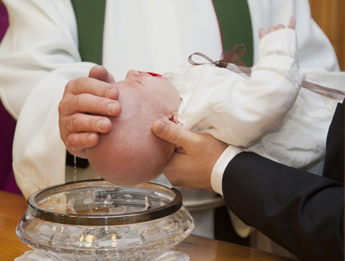 Sacerdote se equivoca en la fórmula durante décadas: no valen los bautismos que realizó