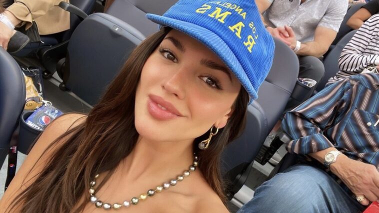 Eiza González celebra la victoria de los rams en el Super Bowl sosteniendo el trofeo Lombardi