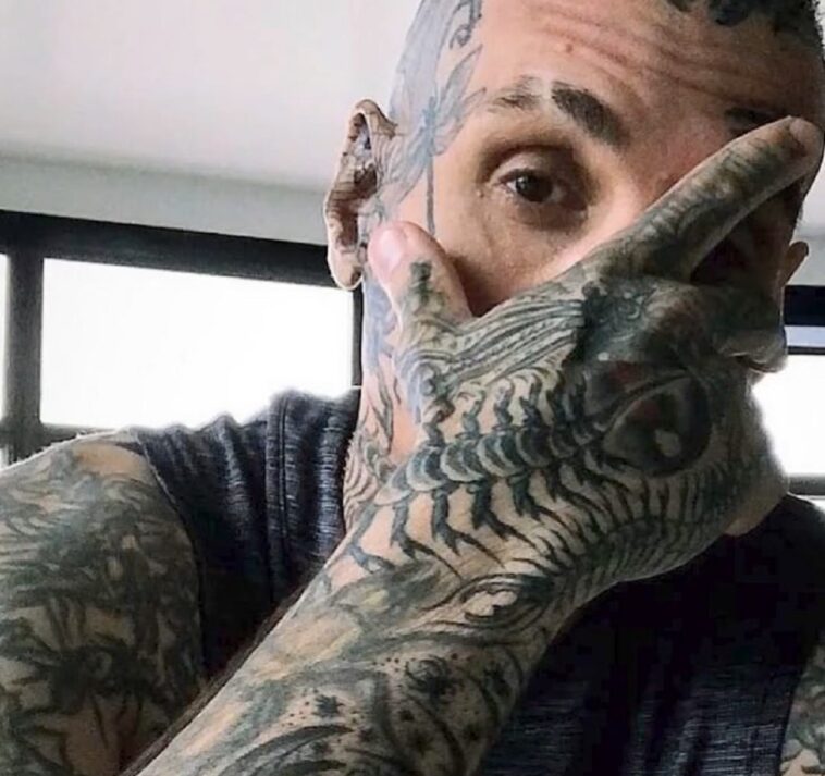 Michael Amoia, bate un récord Guinness como el hombre con más tatuajes de insectos en su cuerpo