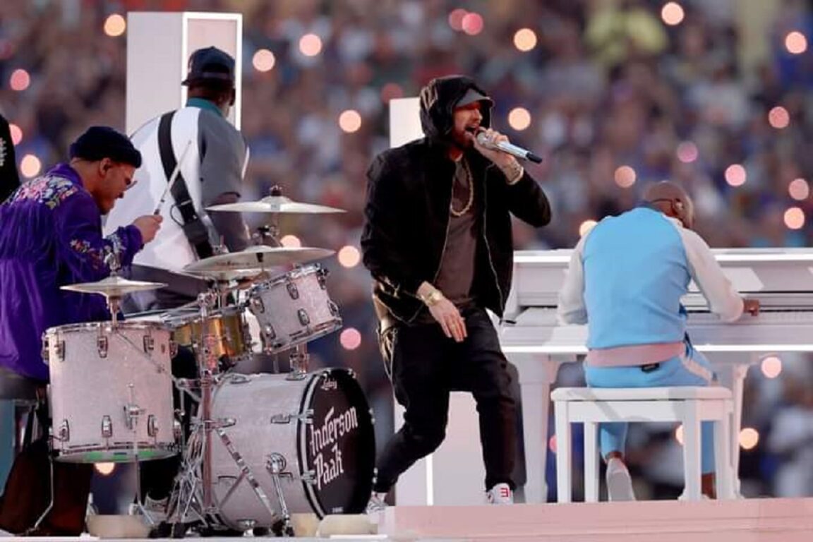 Eminem se arrodilla durante el Halftime Show del Super Bowl