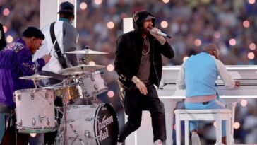 Eminem se arrodilla durante el Halftime Show del Super Bowl