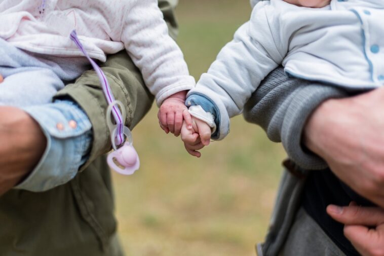 El hermano que se vio obligado a alejarse de su hermana cuando era niño se reúnen finalmente con ella 18 años después