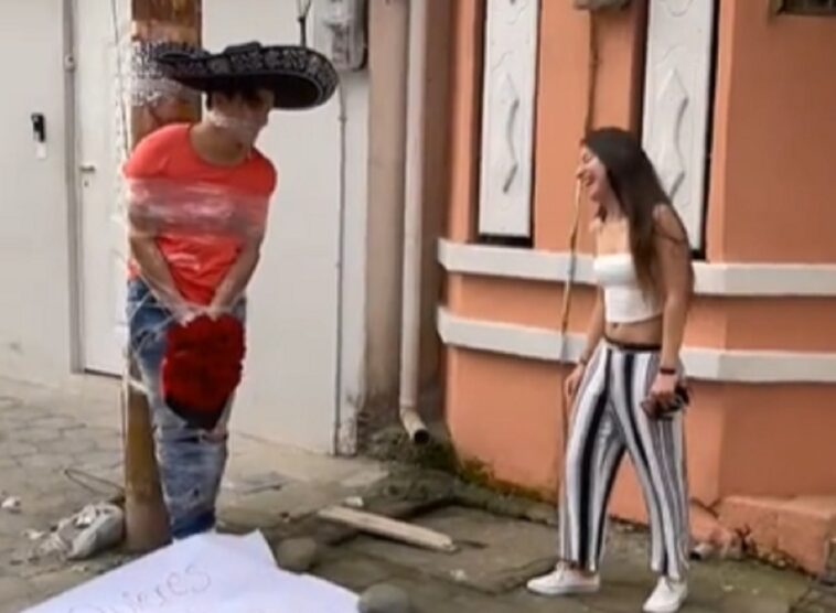 Un joven es atado a un poste por sus amigos quienes le ayudan a confesar su amor: el video se vuelve viral