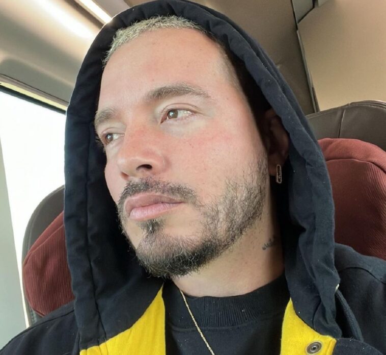 J Balvin preocupa a sus fans por un video en una camilla del hospital