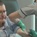 Un hombre recibe la primera vacuna del cáncer personalizada para su ADN